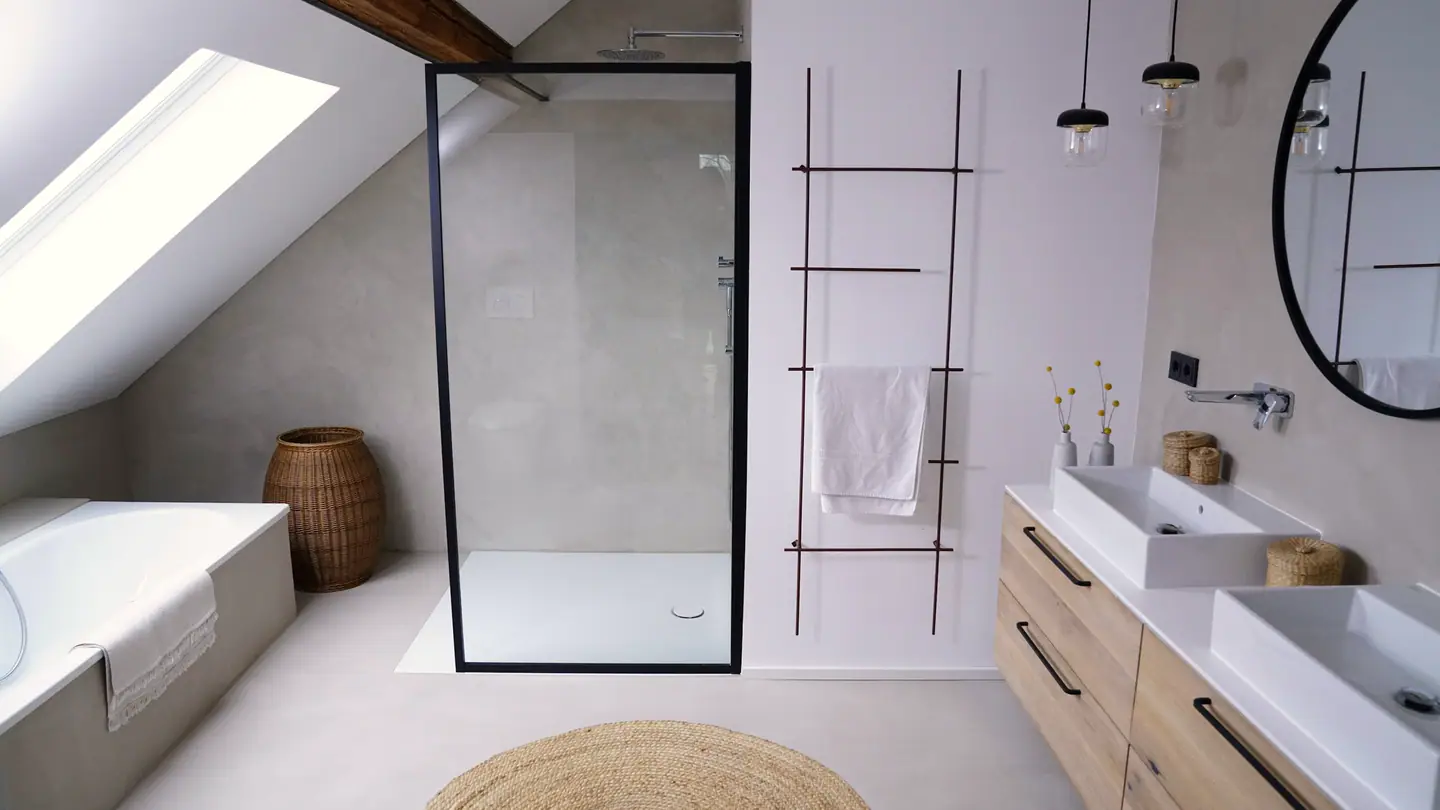Bad unter der Dachschräge mit Dachfenster, Wanne und begehbarer Dusche